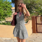 Damen V-Ausschnitt Kleid mit schwingendem Saum und Knopfdetails R&B