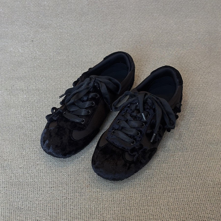 Damen Sportliche Sneaker mit elegantem Samtoberteil und modischen Applikationen R&B