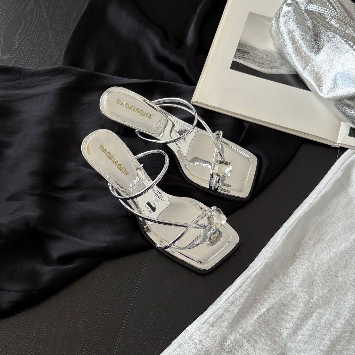 Damen Modische Plateau-Sandalen mit elegantem Riemendesign und glänzender Oberfläche