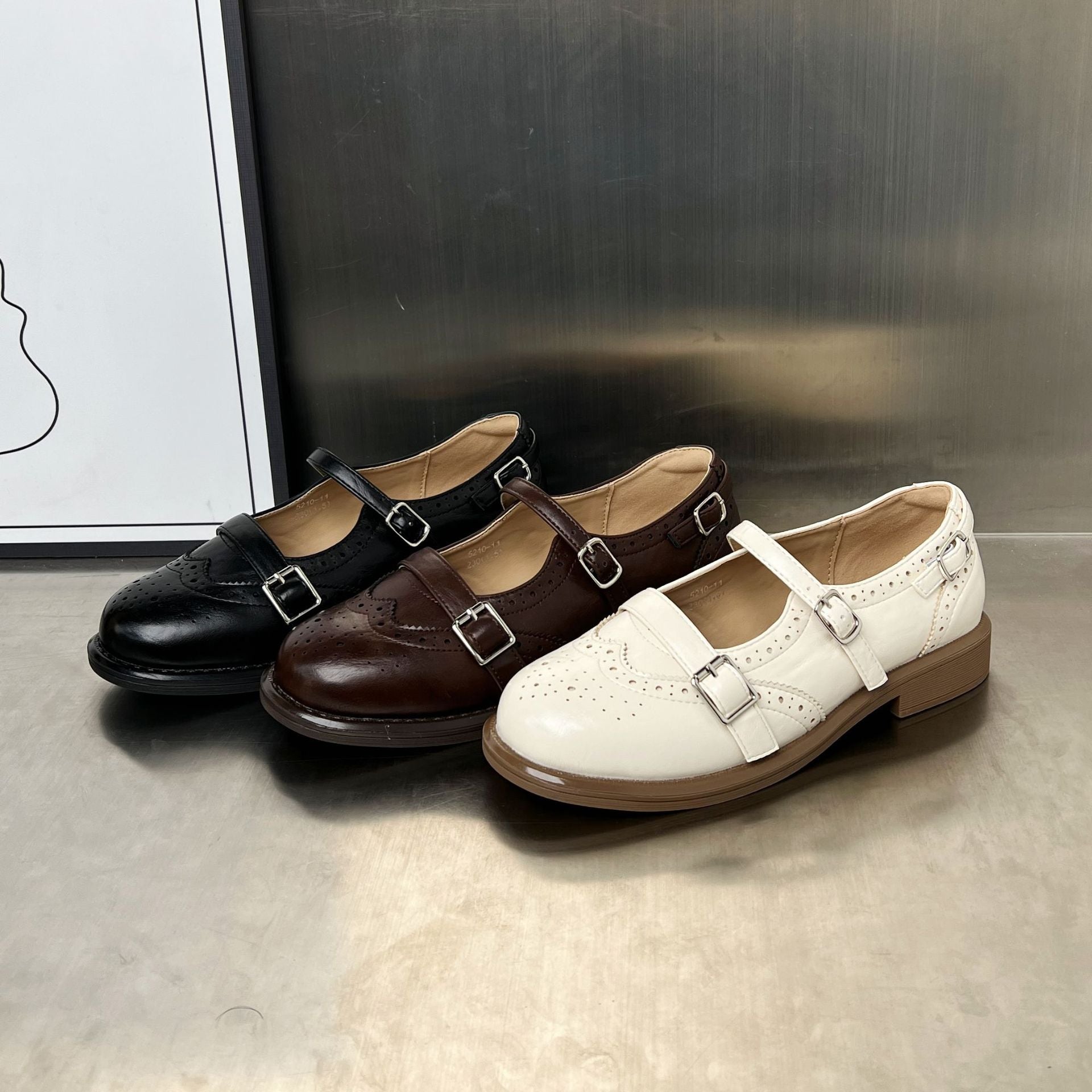 Damen elegante Ballerinas mit doppeltem Riemenverschluss und dekorativem Lochmuster R&B
