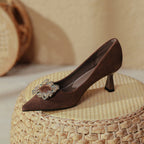 Damen elegante Pumps mit glamourösem Schmuckdetail