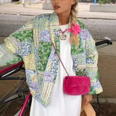 Damen gesteppte Patchwork-Jacke mit bunten Blumenmustern und praktischen Taschen R&B