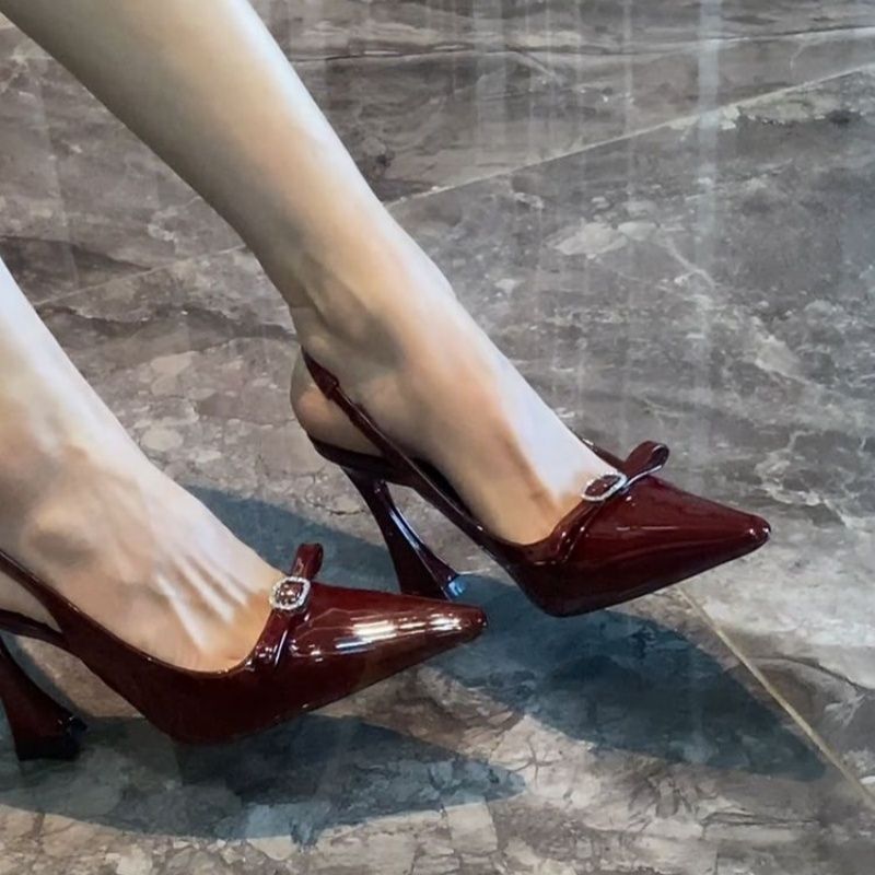 Damen elegante Slingback-Pumps mit glanzvoller Lackoberfläche und funkelndem Schmuckdetail R&B