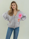 Damen gemütlicher Strickcardigan mit floralem Design und modernen Knopfdetails R&B