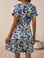 Damen V-Ausschnitt Kleid mit Bindegürtel und modernem Muster