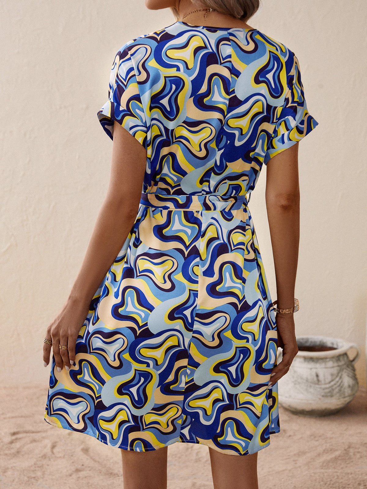 Damen V-Ausschnitt Kleid mit Bindegürtel und modernem Muster