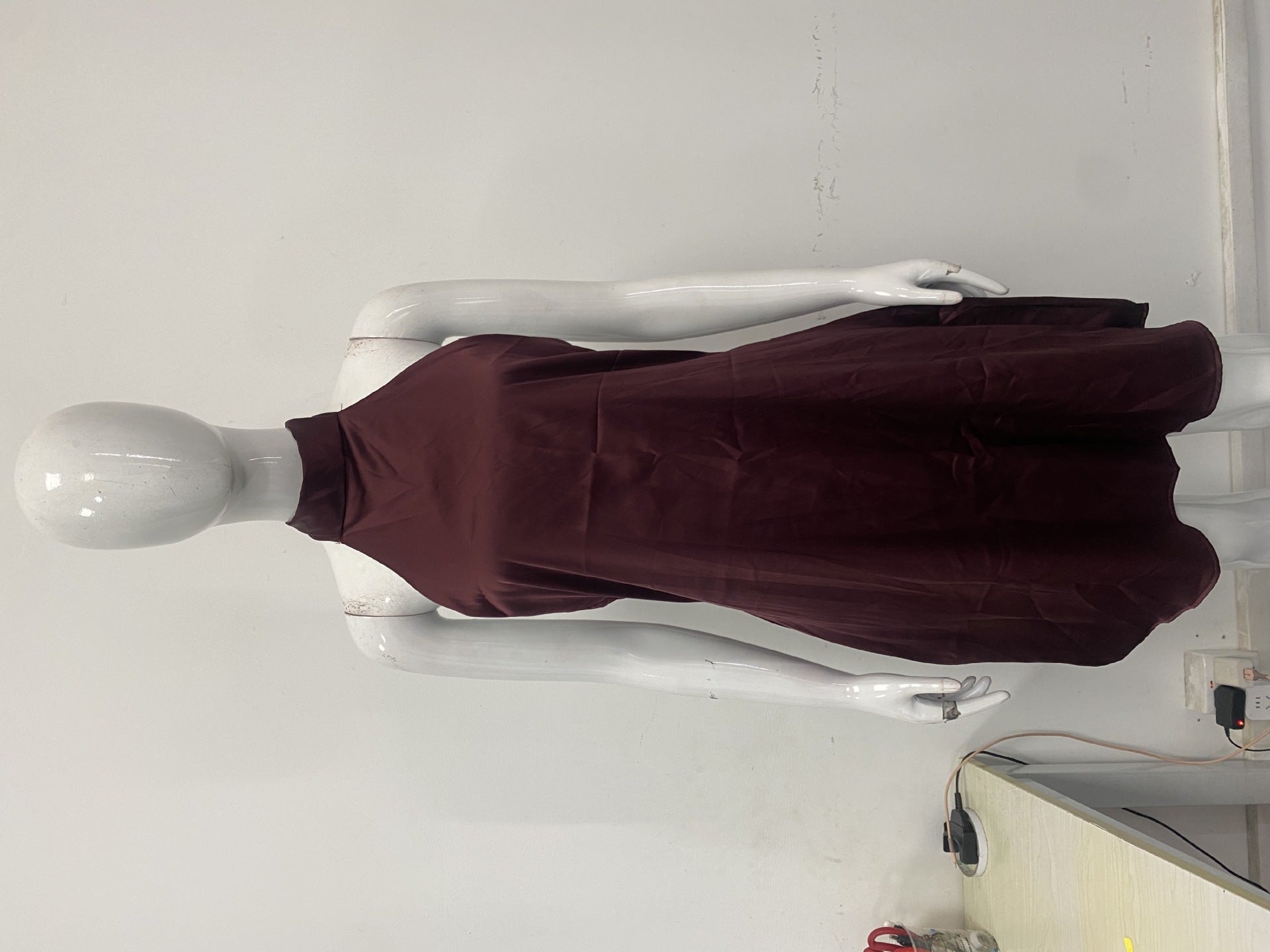 Damen Freizeitkleid mit hochwertigem Halterdesign und schwingendem Rock R&B