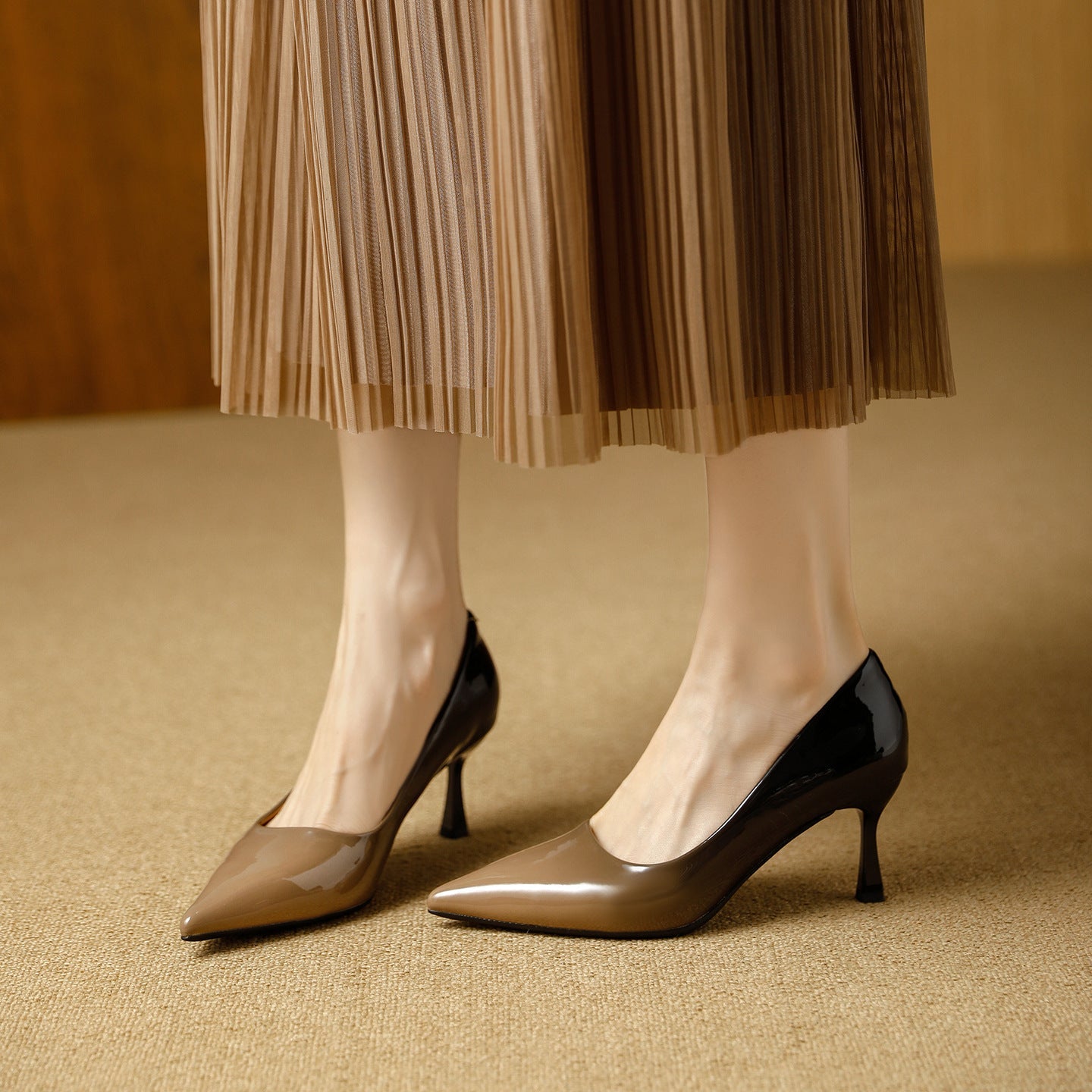 Damen trendige High Heels mit spitz zulaufender Silhouette und glänzender Oberfläche
