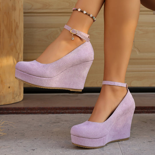 Damen Wedge-Pumps mit zierlichem Riemen und glänzendem Akzent R&B