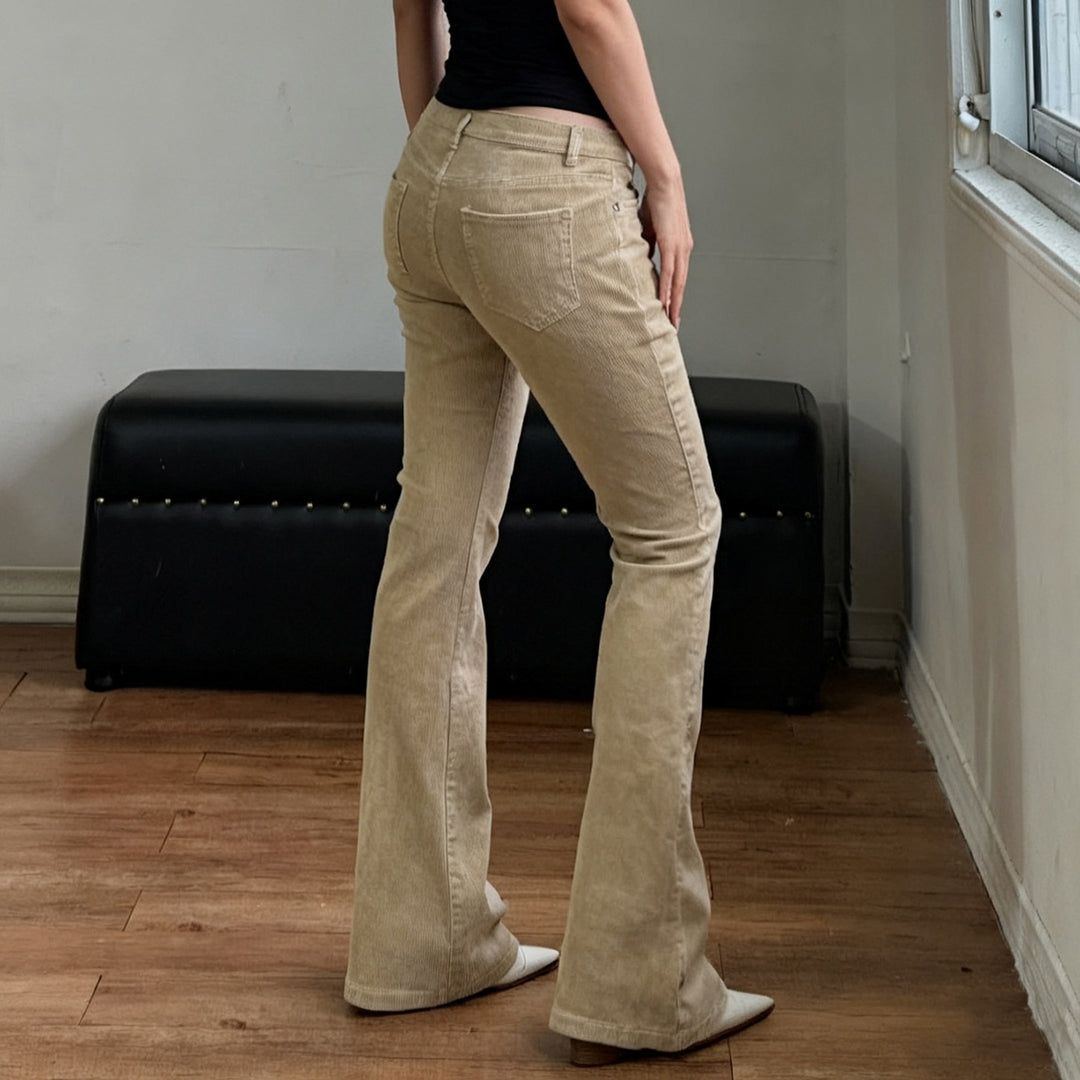 Damen Flared Jeans mit klassischem High-Waist-Schnitt und modischen Details R&B