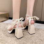 Damen elegante Blockabsatz Sandalen mit Rüschendetail und Perlenschmuck R&B