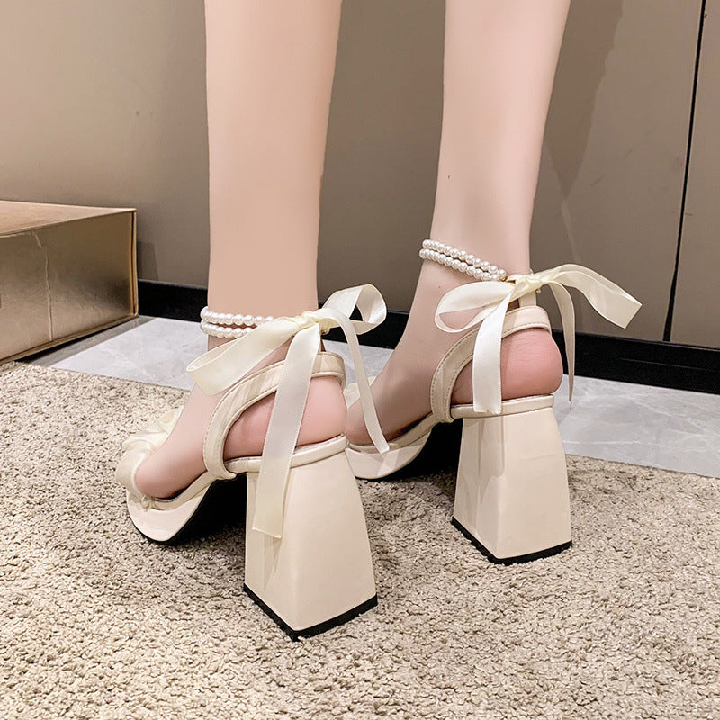 Damen elegante Blockabsatz Sandalen mit Rüschendetail und Perlenschmuck R&B