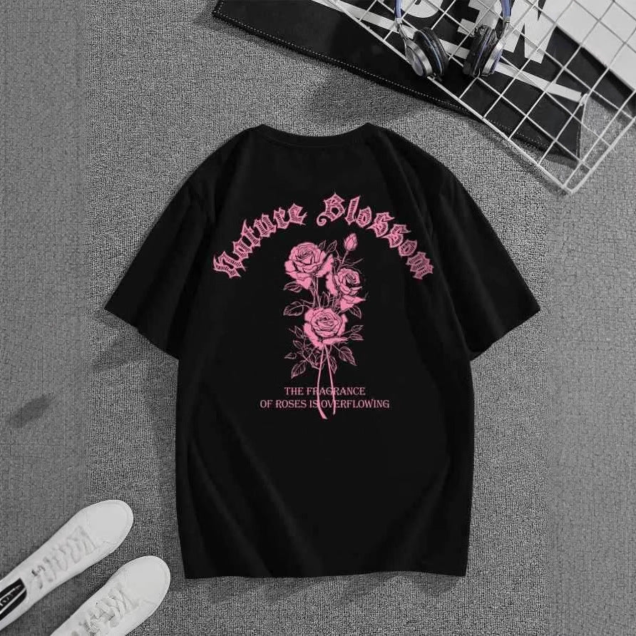 Damen T-Shirt mit floralem Motiv und kreativem Schriftzug R&B