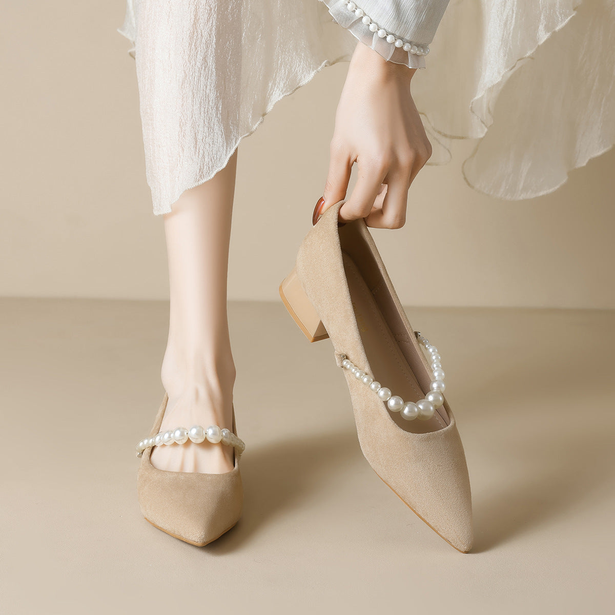 Damen elegante Pumps mit perlenverziertem Riemchen