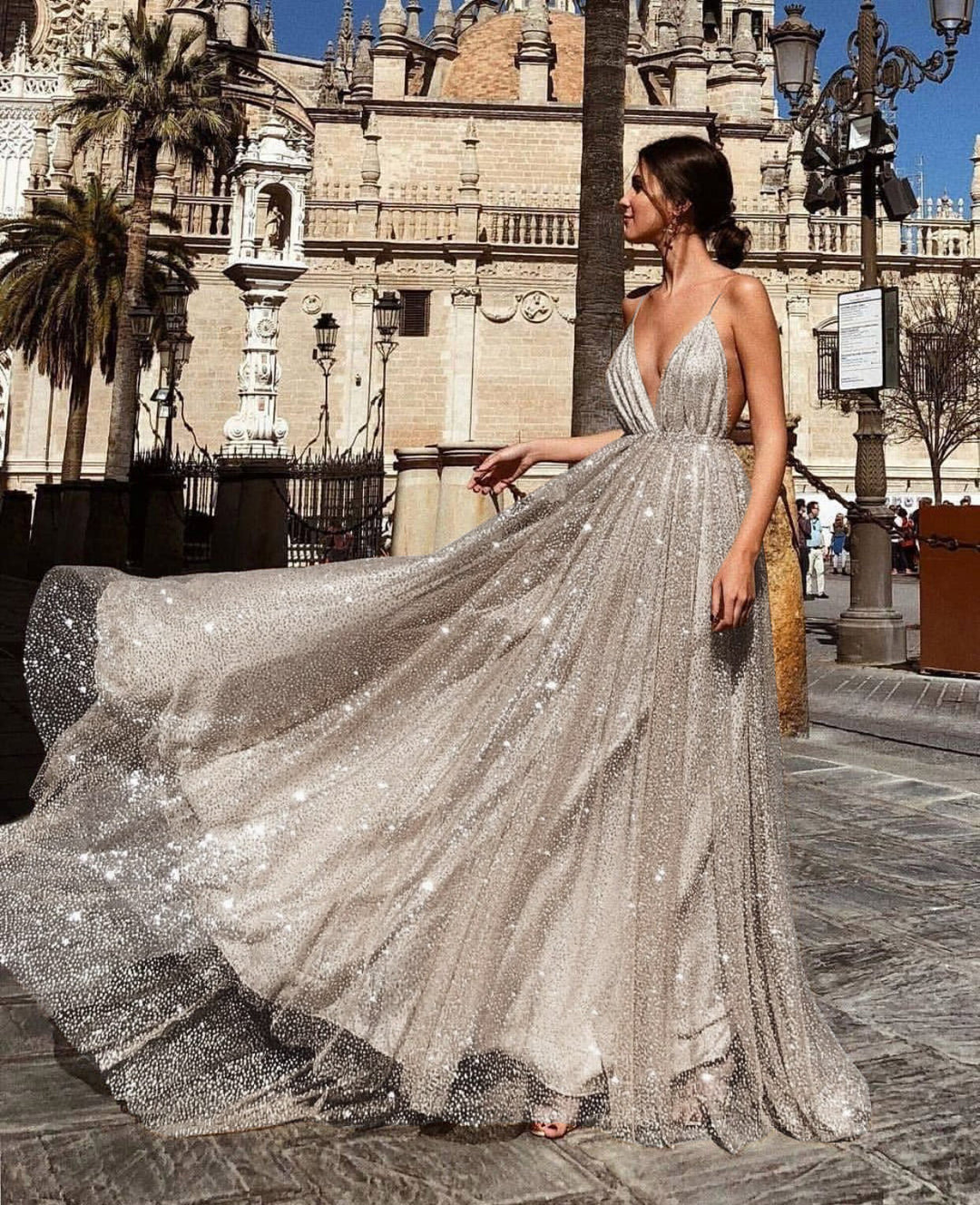 Damen Glamouröses Abendkleid mit tiefem V-Ausschnitt und strahlenden Pailletten R&B
