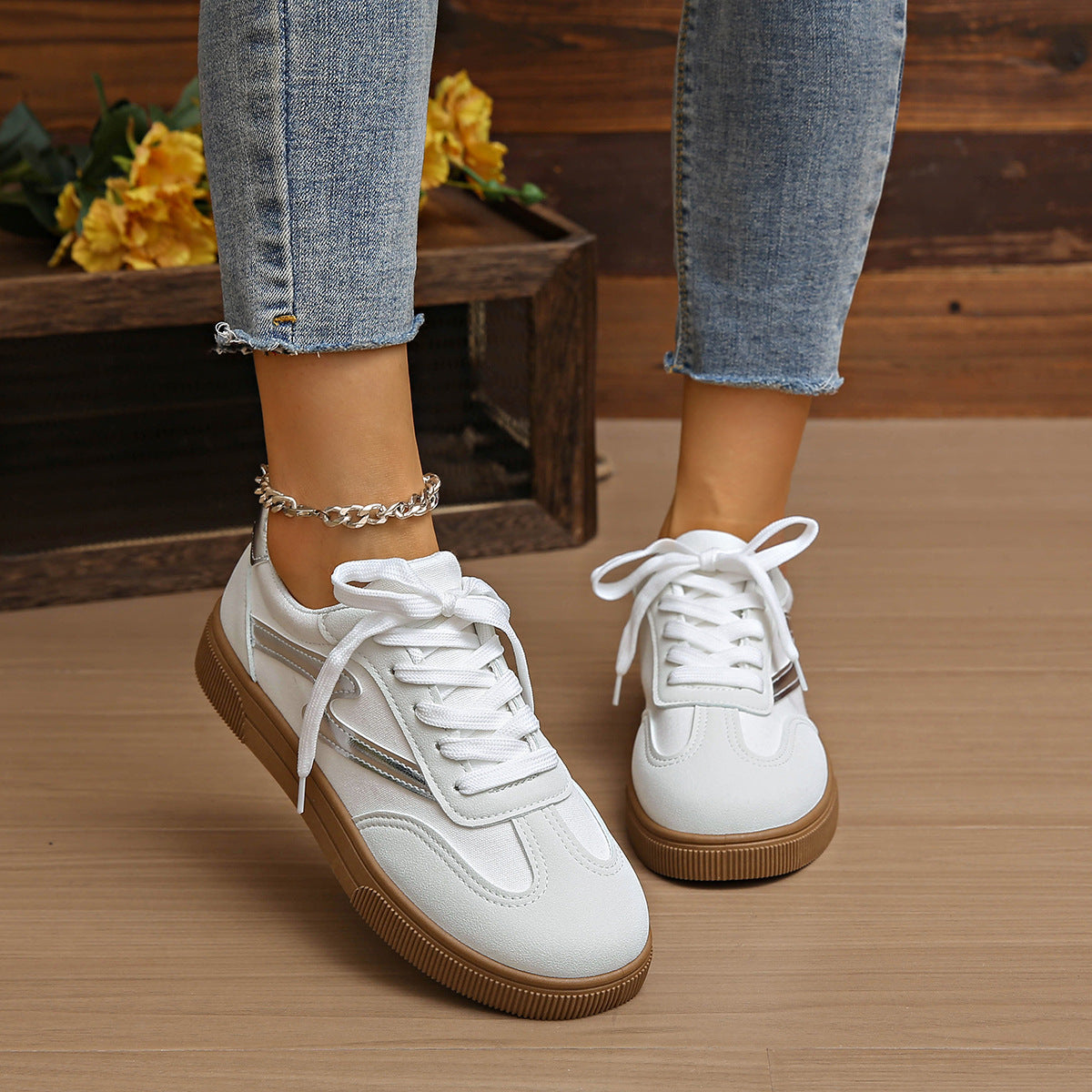 Damen Sportliche Sneaker mit robustem Sohlenprofil und modischen Details R&B