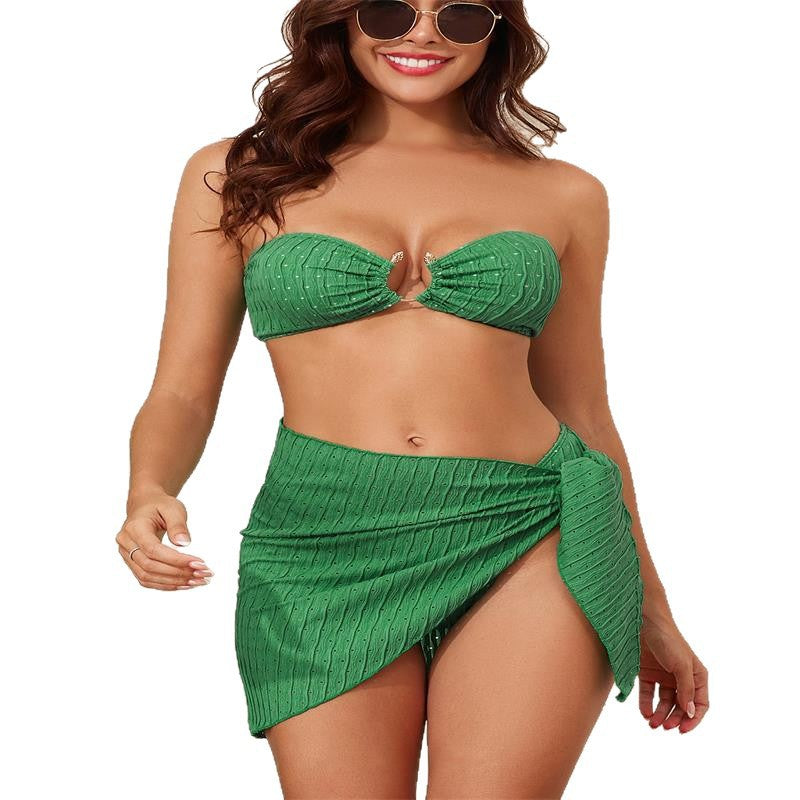 Damen Bandeau-Bikini mit elegantem Wickelrock und stylischem Schmuckdetail R&B