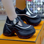 Damen Plattform-Sandalen mit verstellbarem Riemen und dekorativer Blütenapplikation R&B