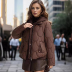 Damen modische gepolsterte Jacke mit abnehmbarer Kapuze und praktischen Taschen