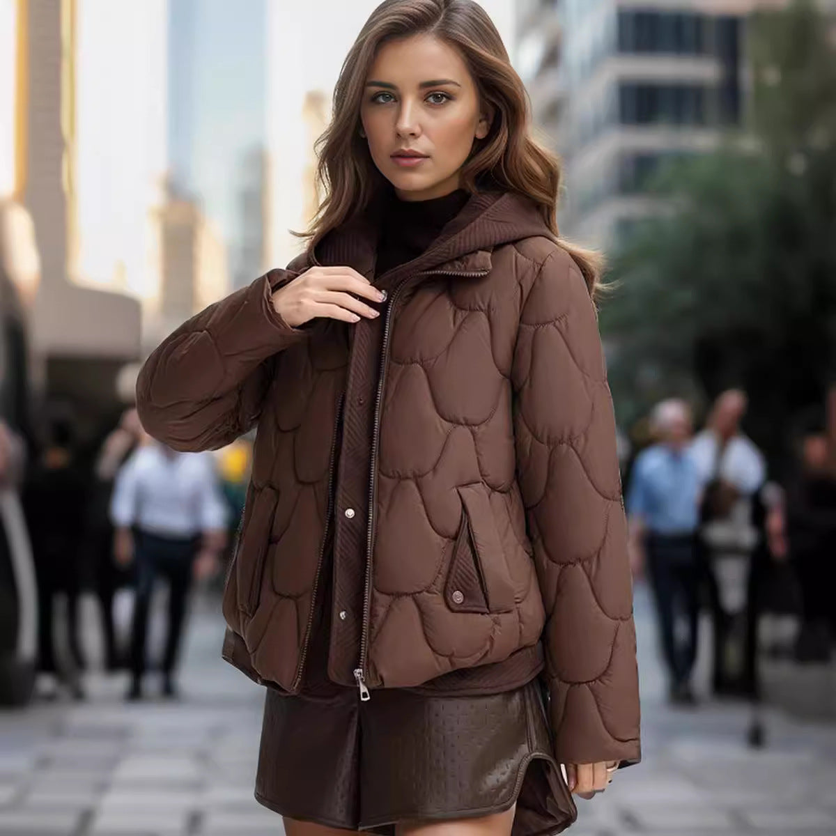 Damen modische gepolsterte Jacke mit abnehmbarer Kapuze und praktischen Taschen