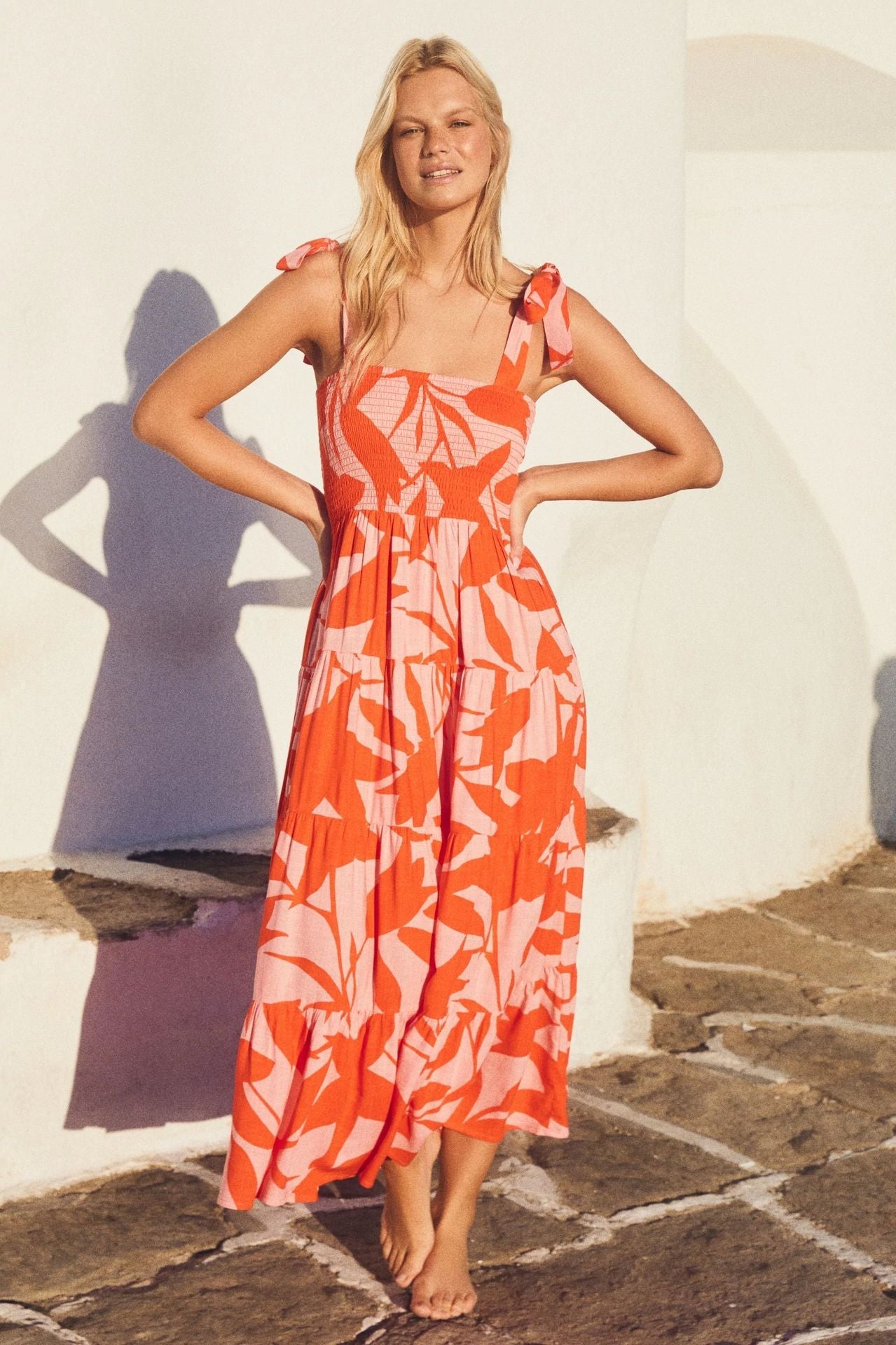 Damen Maxikleid mit verspielten Trägern und frischem Blumenmuster R&B