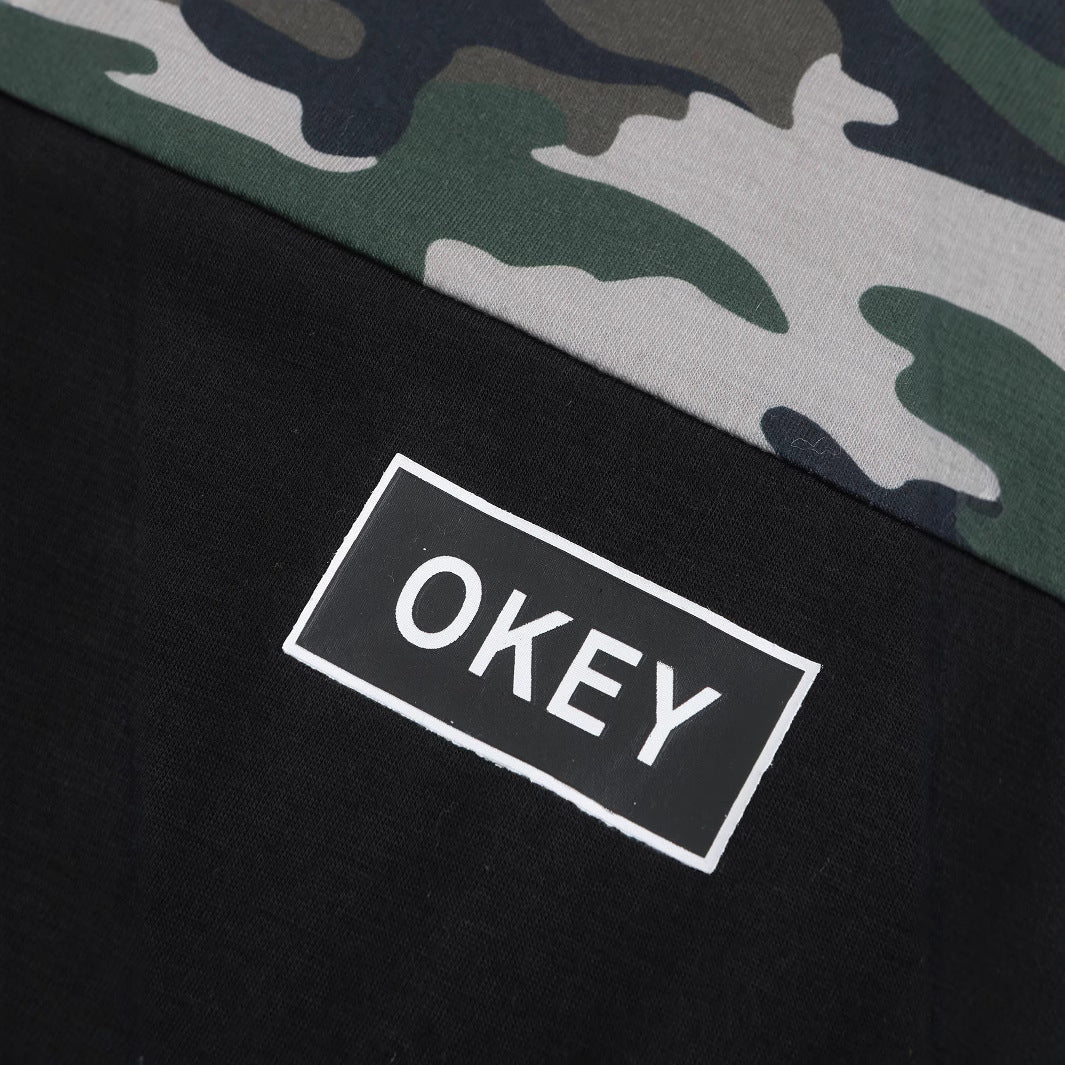 Herren Camouflage Sportanzug mit modernem Design und praktischen Taschen
