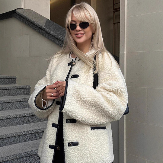 Damen Kunstfelljacke mit modernem Schnitt und praktischen Knopfdetails R&B