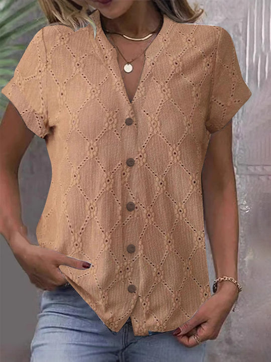 Damen Kurzarmbluse mit dekorativem Lochmuster und eleganter Knopfleiste Heidi-Mode