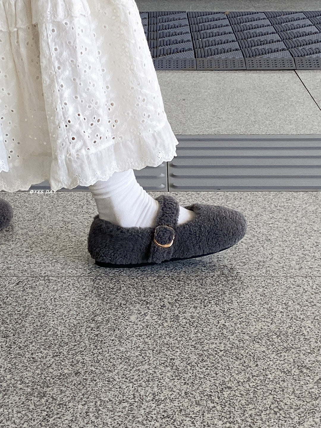Damen Flauschige Hausschuhe mit eleganter Schnallen-Applikation R&B