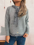 Damen Strickjacke mit romantischem Rüschenabschluss und detailverliR&Btem Knopfdurchzug R&B
