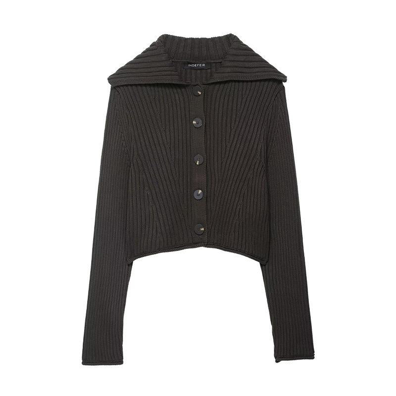 Damen Strickjacke mit breitem Kragen und modischen Knopfdetails R&B