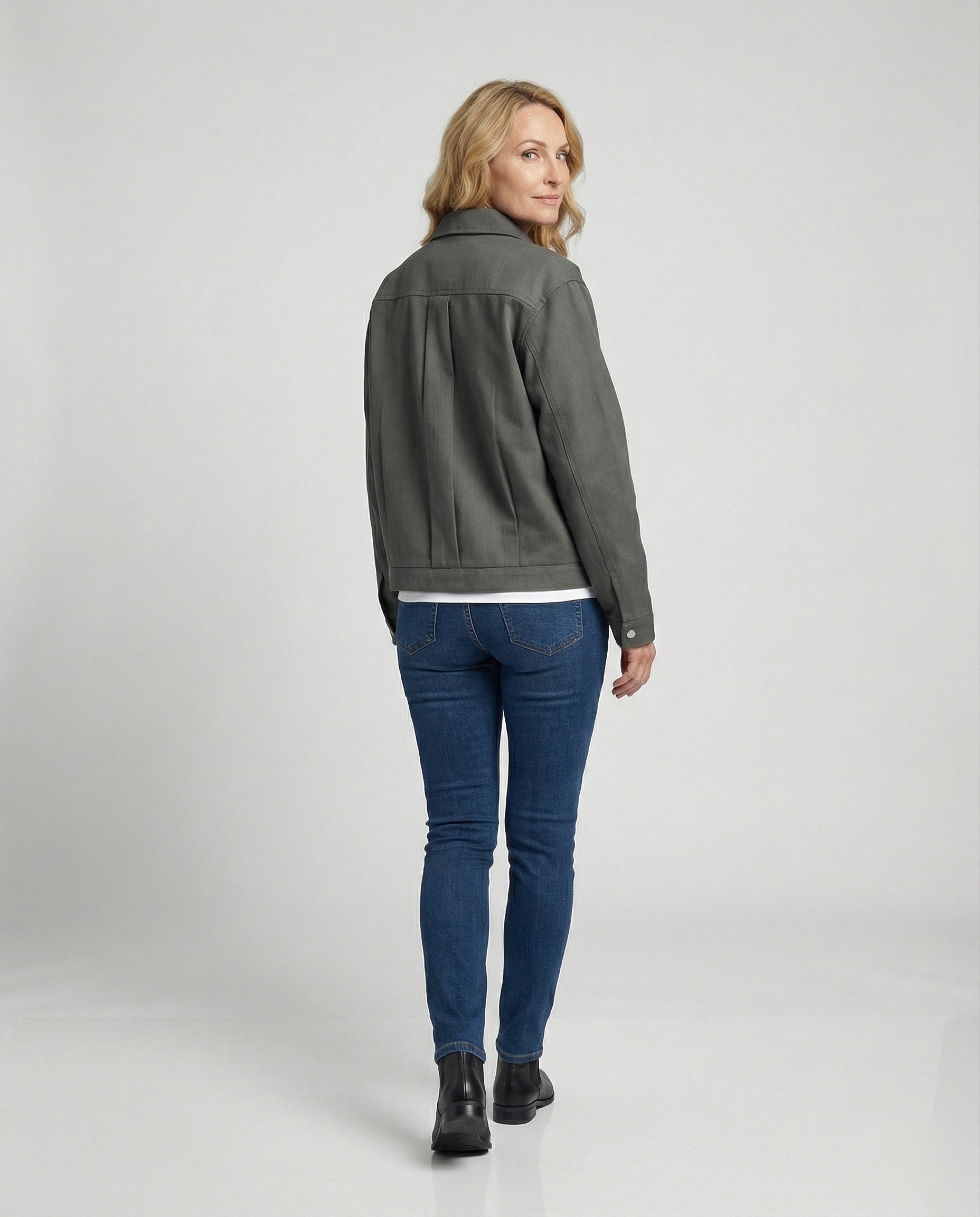 Locker geschnittene Cleanfit Anzugjacke für Damen und Herren im Herbst