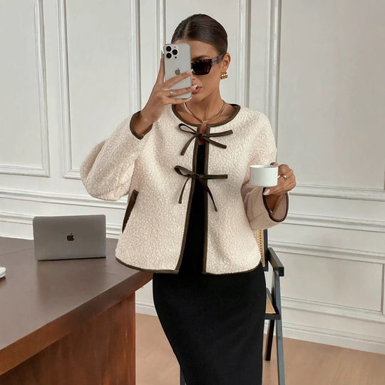 Damen Kuschelige Fleecejacke mit dekorativer Schnürung und praktischen Taschen R&B