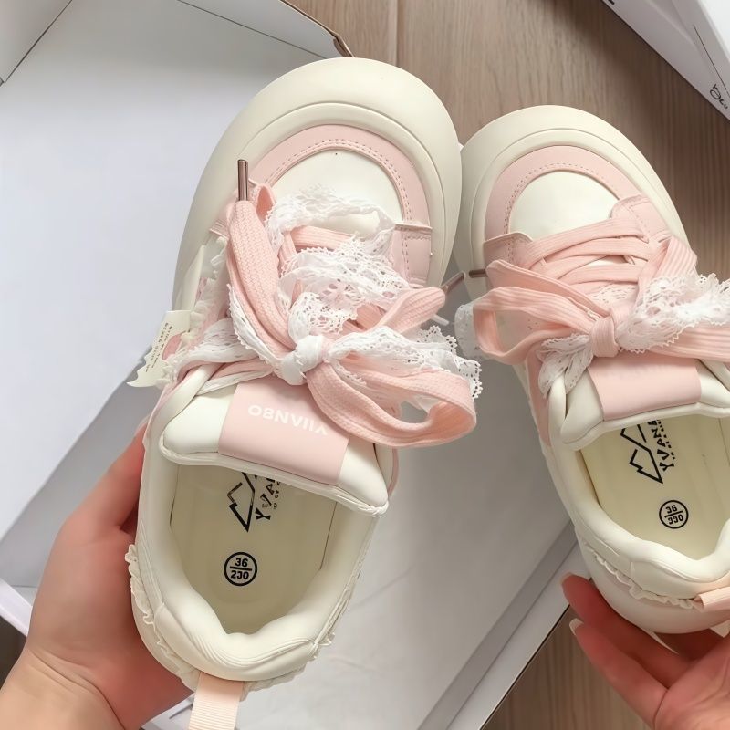 Damen Sneakers mit dekorativen Rüschen und verspielten Schleifen