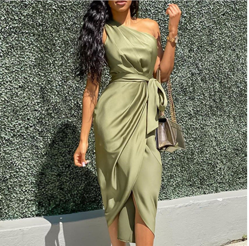 Damen Kleid mit asymmetrischem Schnitt und elegantem Detail