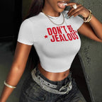 Damen Crop-T-Shirt mit R&Brnem Statement-Print und figurbetontem Schnitt R&B