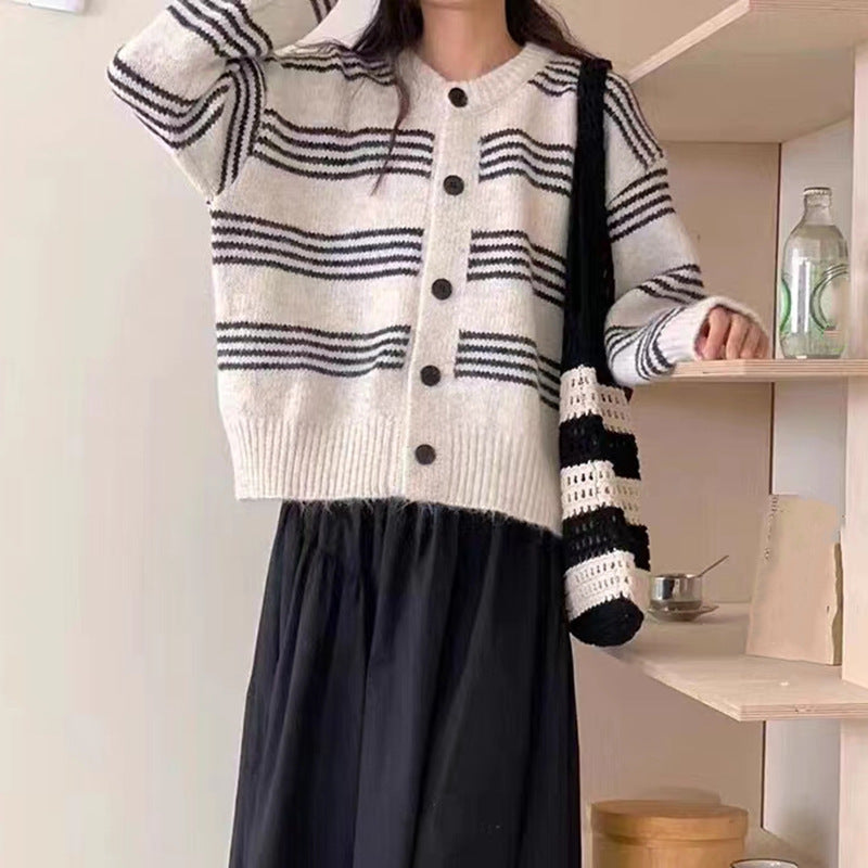 Damen modische Strickjacke mit feiner Streifenstruktur und dekorativen Knöpfen R&B