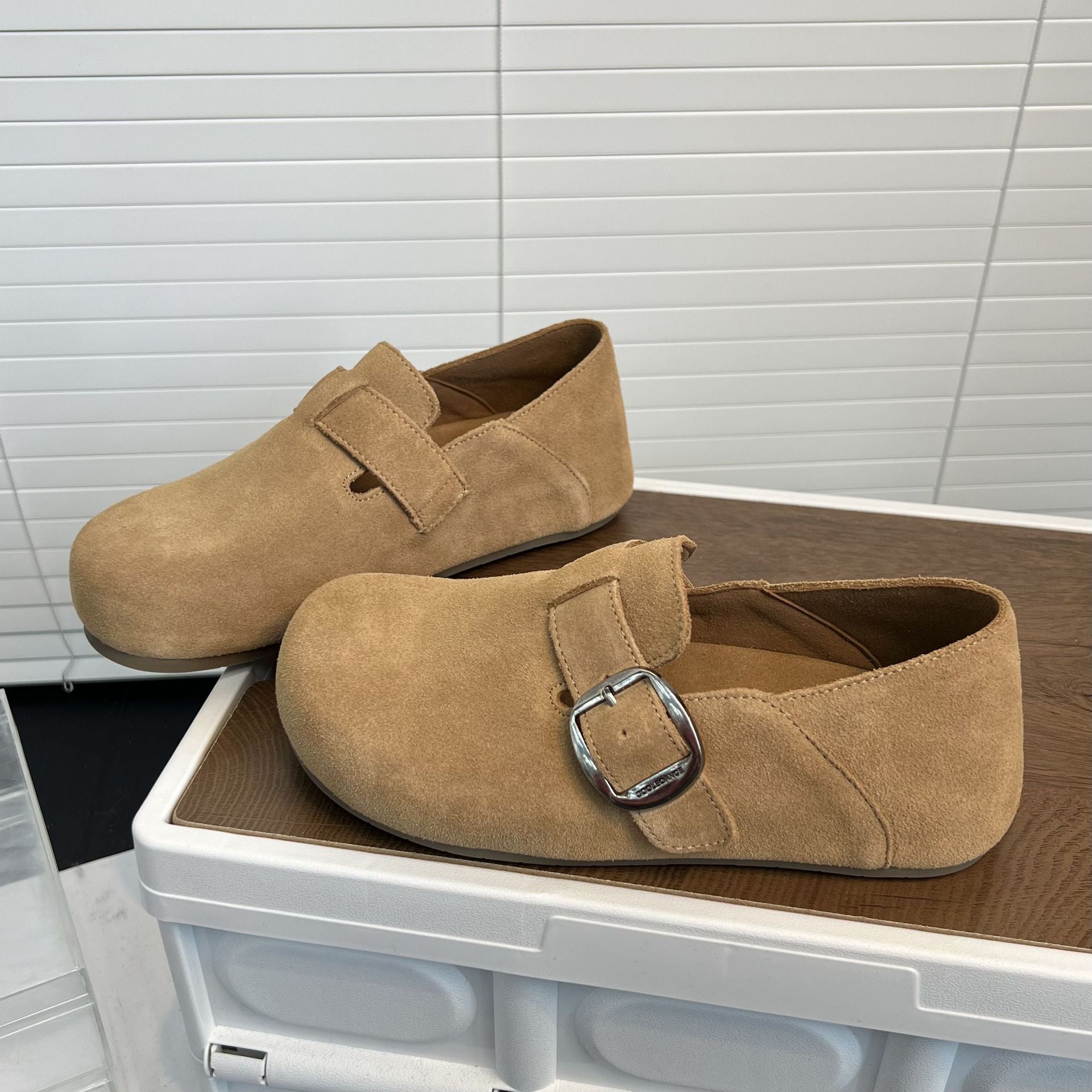 Damen Komfortable Clogs aus feinem Wildleder mit dekorativem Schnallenverschluss R&B