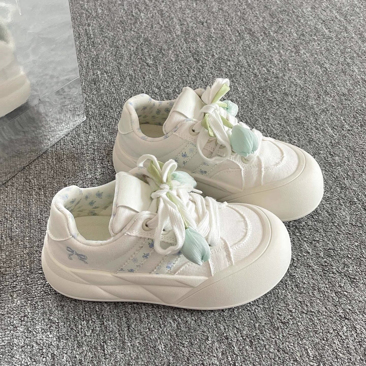 Damen Sneakers mit dekorativen Blütenakzenten und bequemer Polsterung R&B