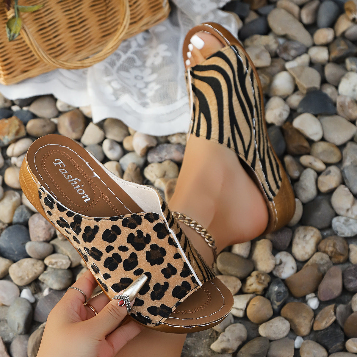 Damen modische Clogsandalen mit tierischem Print und elegantem Schmuckdetail R&B
