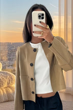 Damen modische Kurzjacke mit eleganten Knopfdetails und praktischen Taschen R&B
