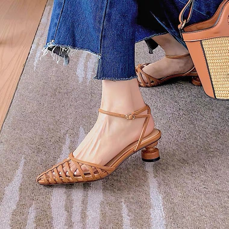 Damen Elegante und modische Sandaletten mit versetztem Riemendesign und komfortablem Absatz R&B