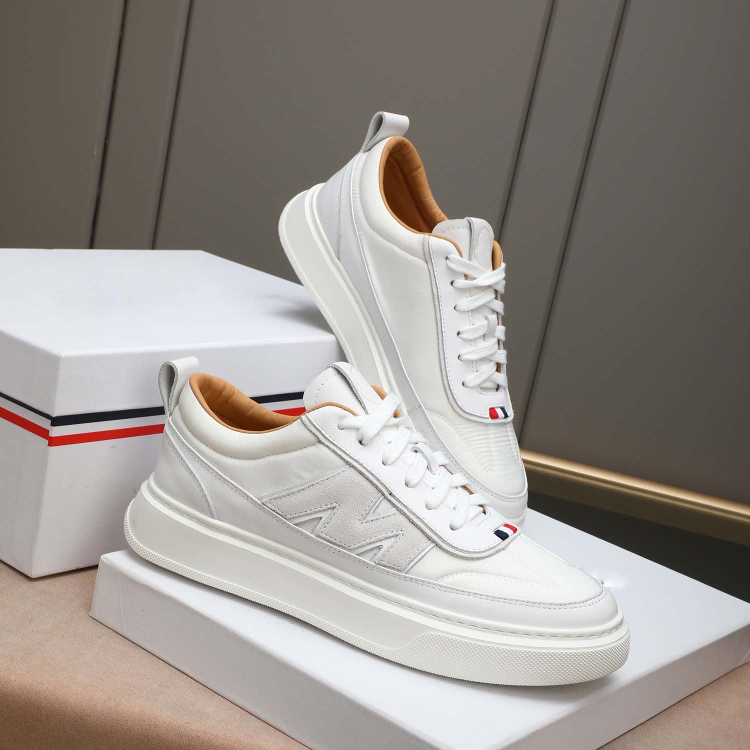 Damen Sportliche Sneakers mit luxuriösem Leder und rutschfester Laufsohle R&B