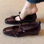 Damen Ballerina-Schuhe mit schimmernder Oberfläche und verspieltem Riemen