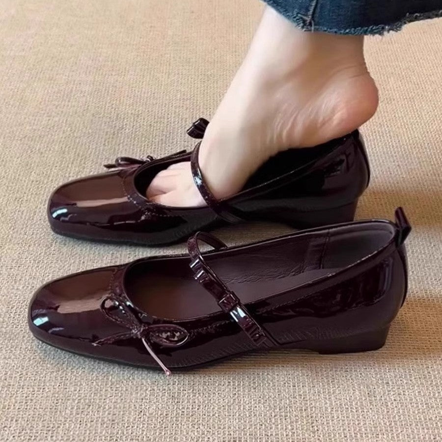Damen Ballerina-Schuhe mit schimmernder Oberfläche und verspieltem Riemen