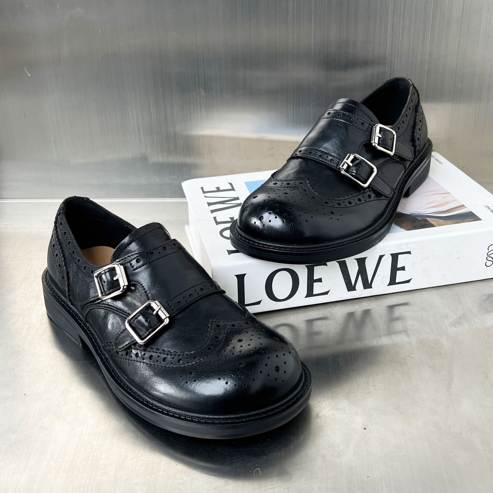 Damen Elegante Mokassins mit doppeltem Schnallenverschluss und feinem Broguemuster R&B