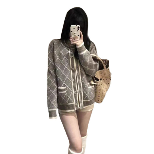 Damen modischer Strickcardigan mit eleganter Rautenmusterstruktur und goldenen Knöpfen R&B