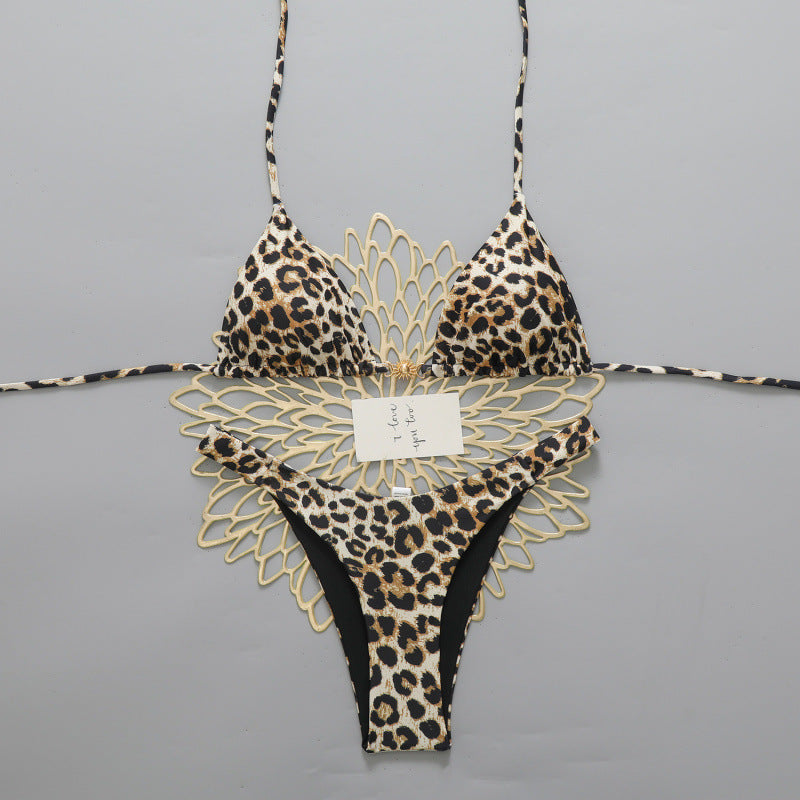 Damen Triangel-Bikini mit modernen Schnittdetails und großflächigen Polka Dots R&B