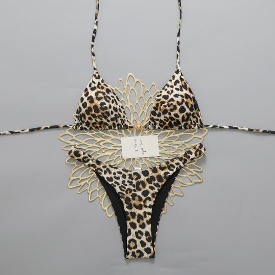 Damen Triangel-Bikini mit modernen Schnittdetails und großflächigen Polka Dots R&B