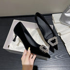Damen elegante Pumps mit funkelndem Schmuckdetail R&B